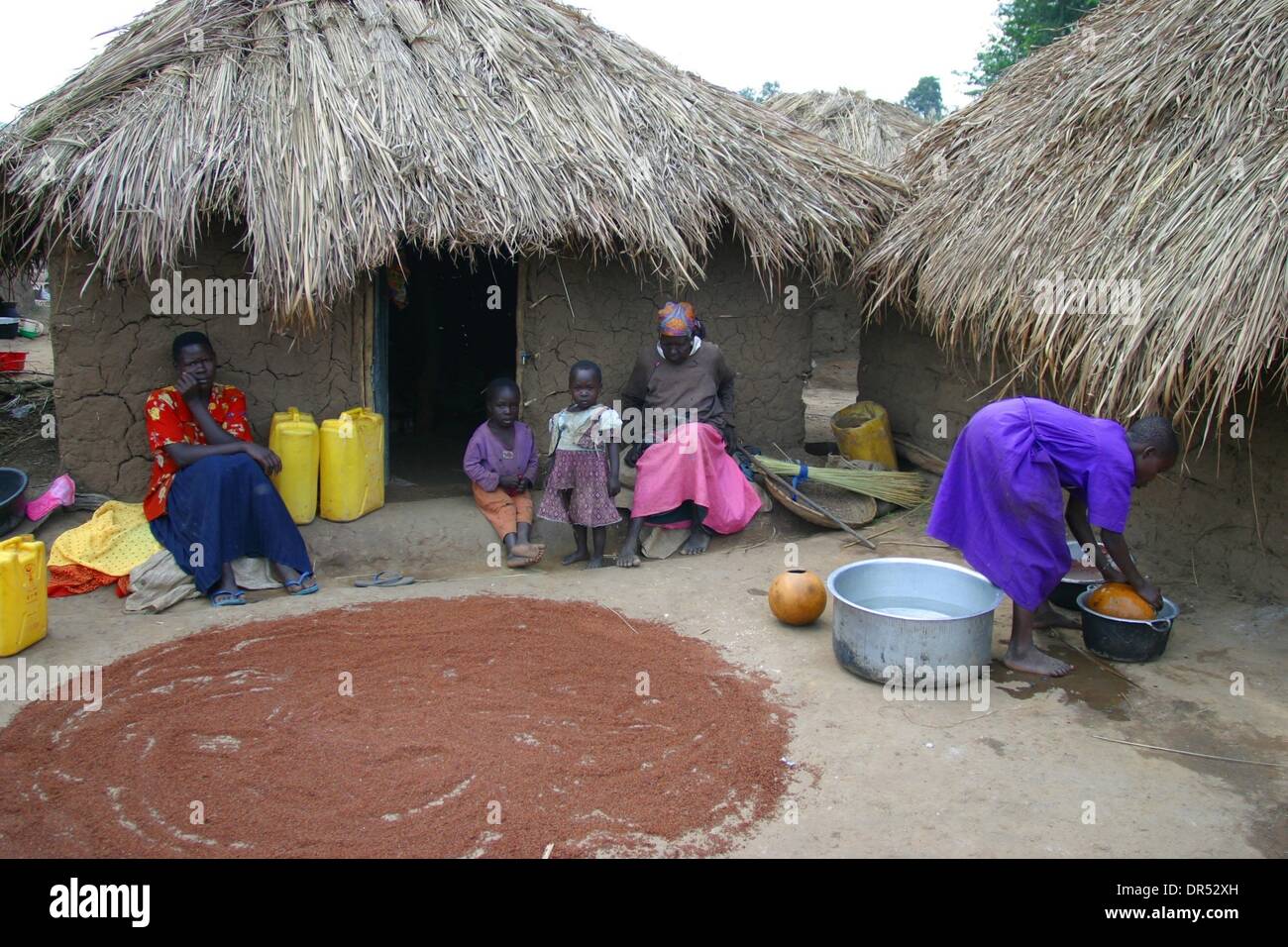 Familie in einem Flüchtlingslager in Uganda. Bürgerkrieg führte in hundert tausende von Vertriebenen, die in den provisorischen Häusern niedergelassen haben. Hilfsorganisationen bieten Wasser zum Trinken (Credit-Bild: © Tonne Koene/ZUMAPRESS.com) Stockfoto