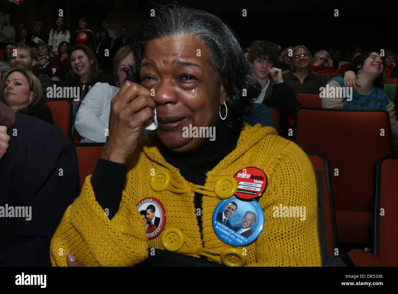 Thenita Jones brach in Tränen aus, während der Eröffnungsfeier von Präsident Obama, den viele im Belcourt Theatre in Nashville ansah... (20. Januar 2009 JOHN PARTIPILO/THE TENNESSEAN (Kredit-Bild: © Tennessean/ZUMA Press) Stockfoto