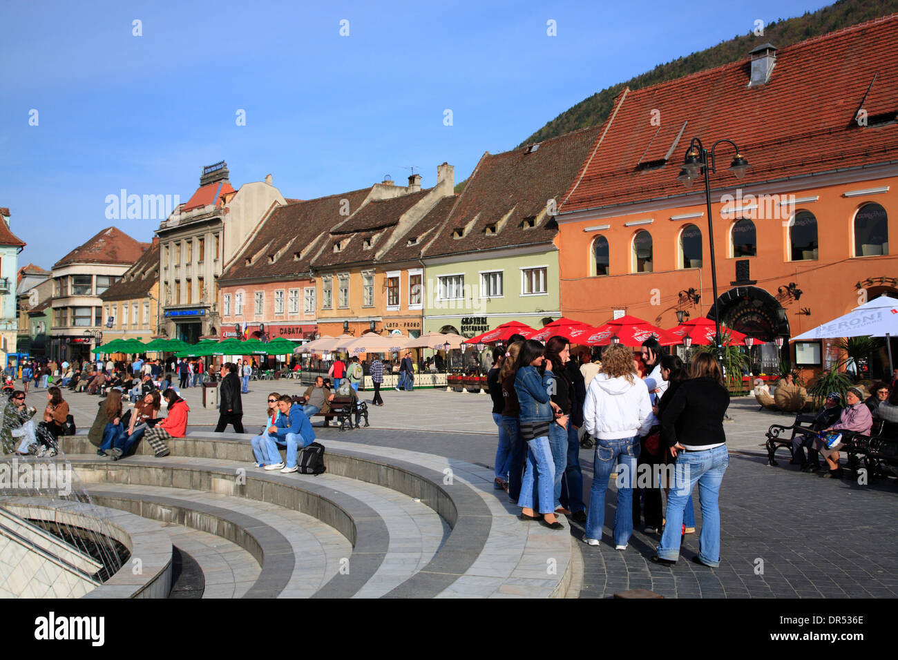 Junge Menschen am Piata Sfatului Platz in der Mitte von Brasov (Kronstadt), Siebenbürgen, Rumänien, Europa Stockfoto