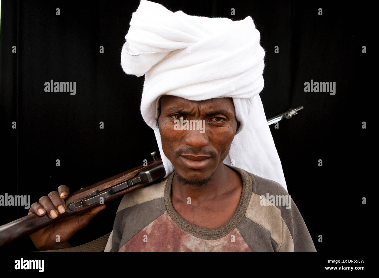 bewaffneten jungen Mann des Stammes Afari in Awash, Harar, Äthiopien Stockfoto