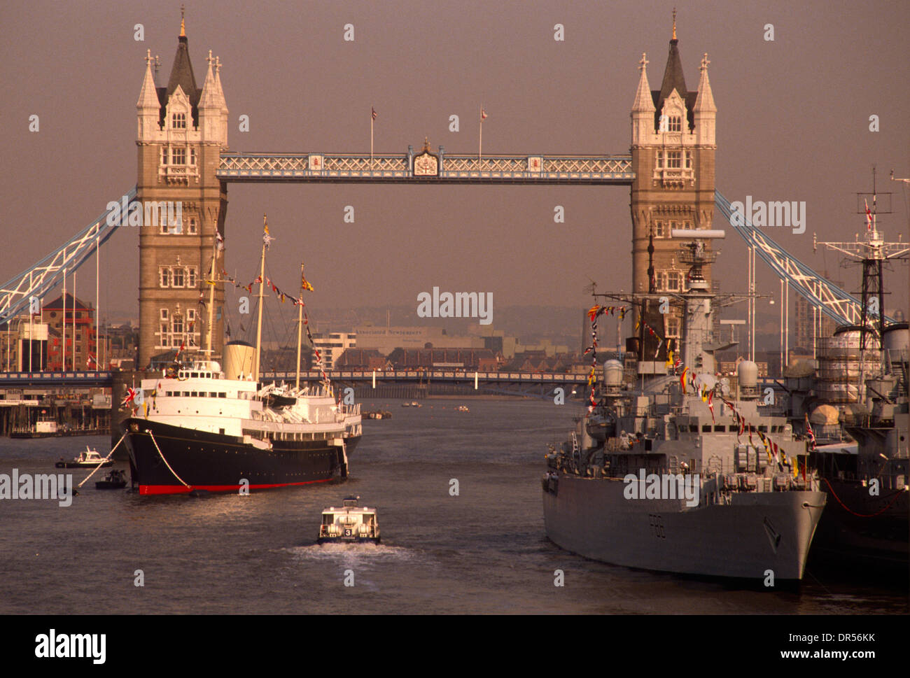 Die königliche Yacht (HMY) Britannia besucht die Themse auf Tower Bridge bis zu Ehren der Königin-Mutter 90. Geburtstag im August 1990. Stockfoto
