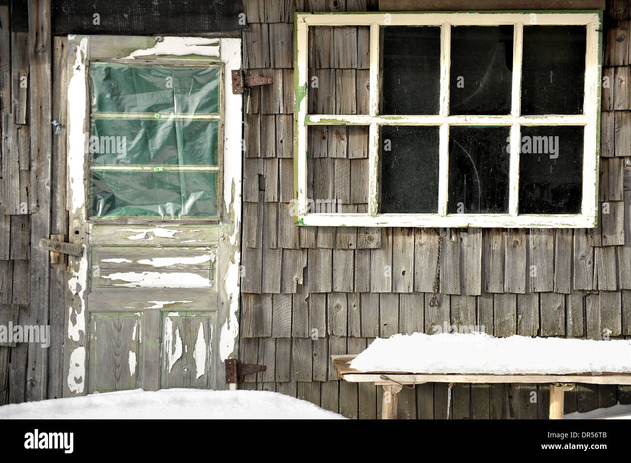 Detail mit Tür und Fenster von einem Schafstall-Hütte in der Wintersaison Stockfoto