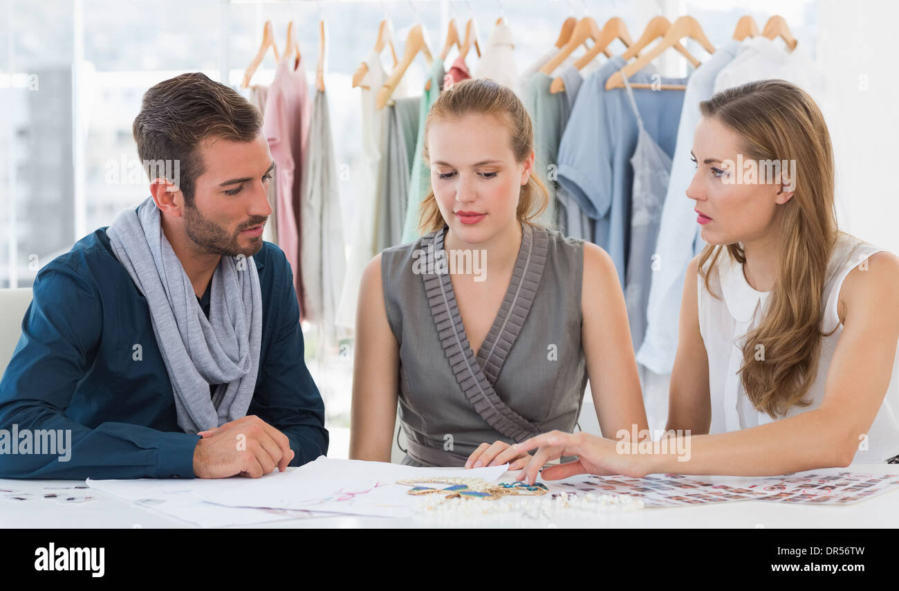 Drei Entwürfe diskutieren Modedesigner Stockfoto