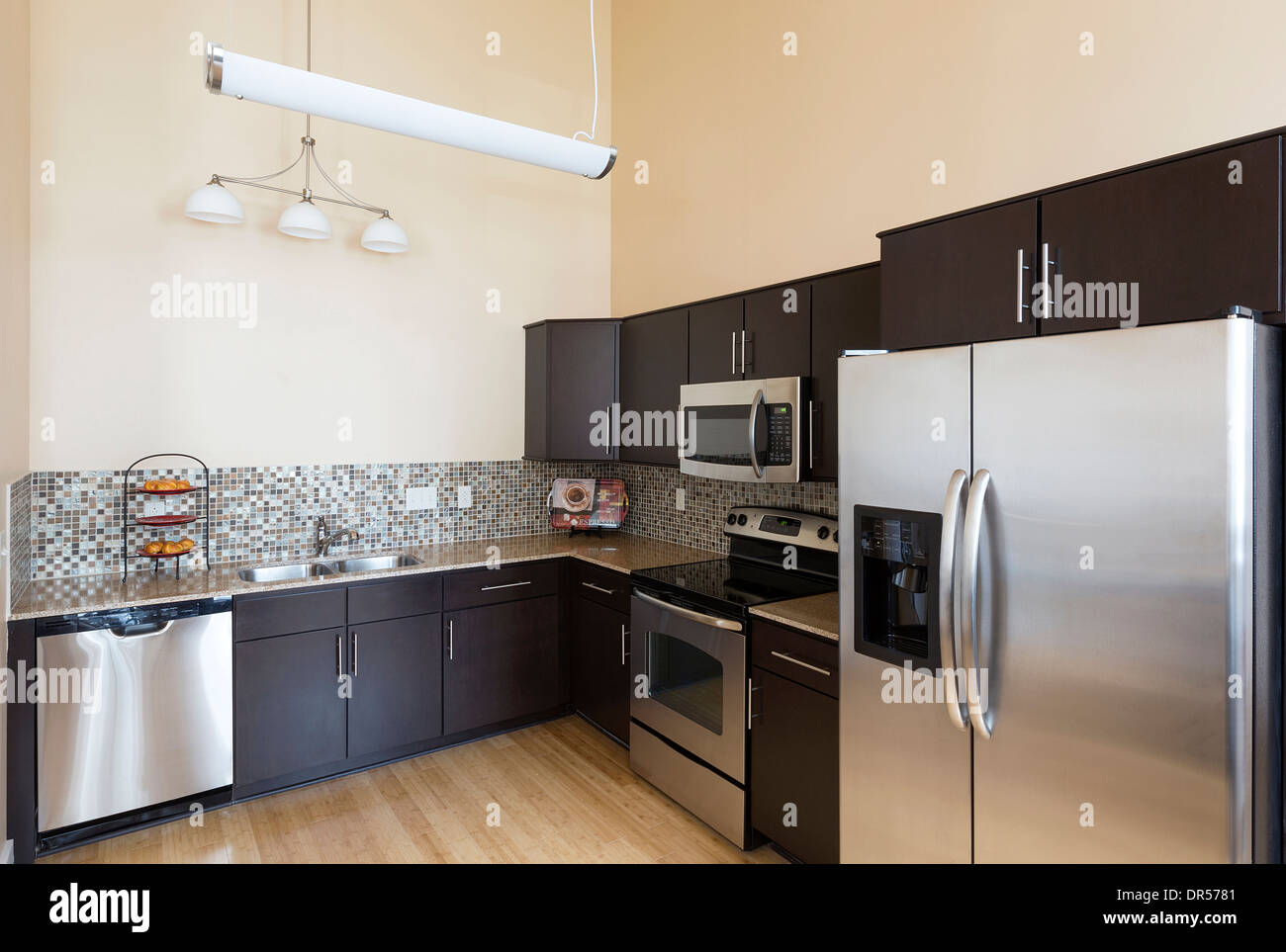 Kühlschrank und Counter Tops in modernen Küche Stockfoto