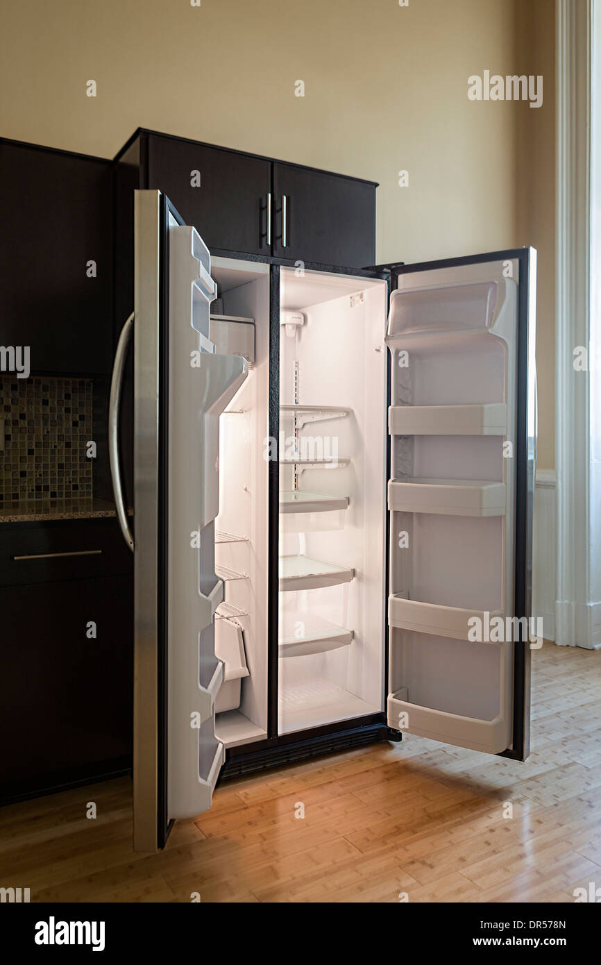 Offenen leeren Kühlschrank in modernen Küche Stockfoto