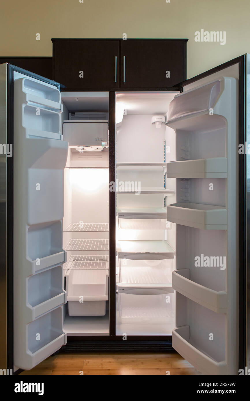 Offenen leeren Kühlschrank in modernen Küche Stockfoto