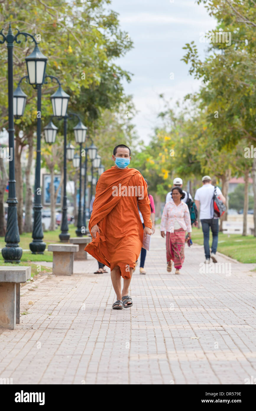 Buddhistischer Mönch mit einer Grippe-Maske, Phnom Penh, Kambodscha Stockfoto