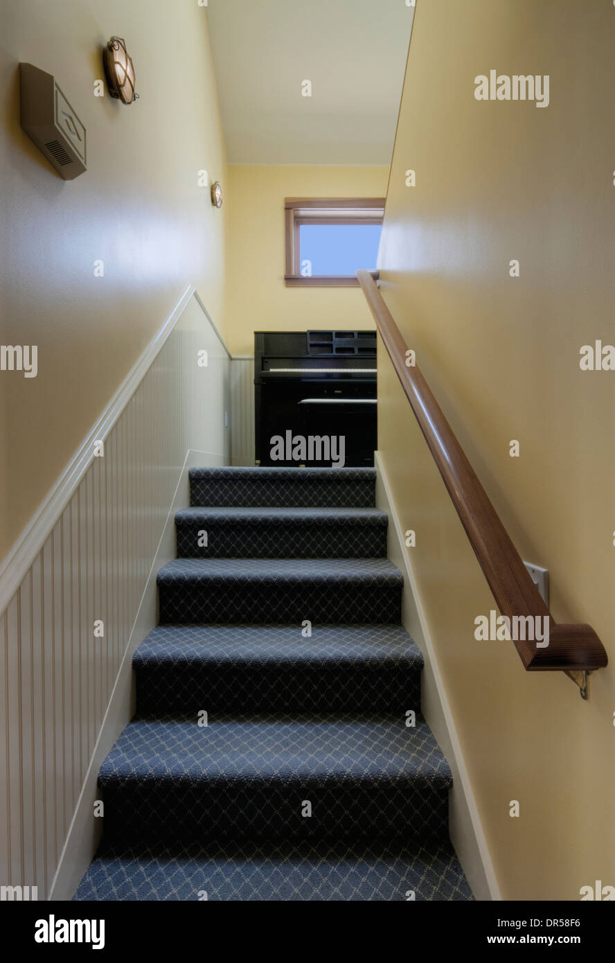 Mit Teppich ausgelegten Treppen und Geländer im Haus Stockfoto