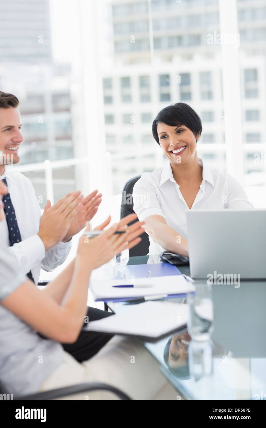 Business-Leute klatschten während in einer Besprechung Stockfoto