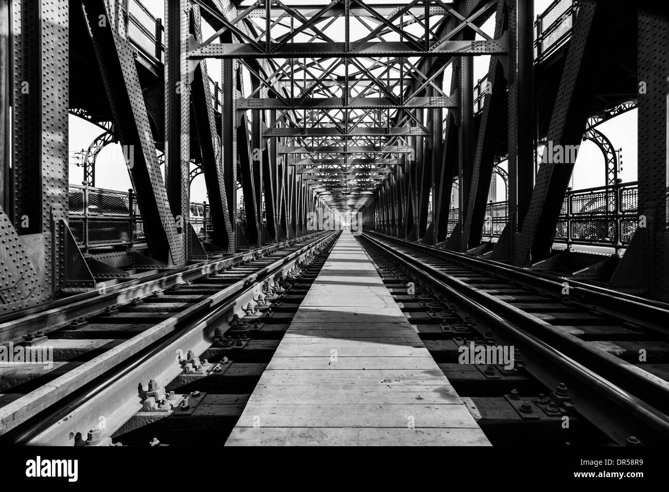 Bahn Eisen Holz Tunnel schwarze und weiße Nägel Brücke Ägypten Stockfoto