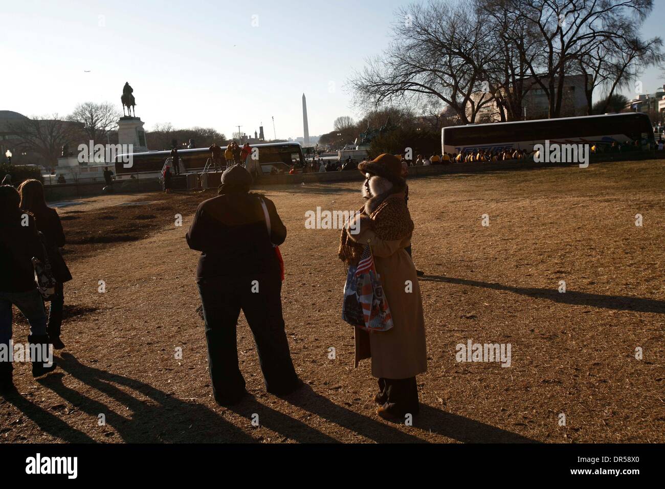 21. Januar 2009 - District of Columbia, USA - Einweihung Besucher kamen zu halten-Sake fotografieren auf dem Capitol Rasen Tag nach der Eröffnungs-Zeremonie. (Kredit-Bild: © Veronika Lukasova/ZUMAPRESS.com). Stockfoto