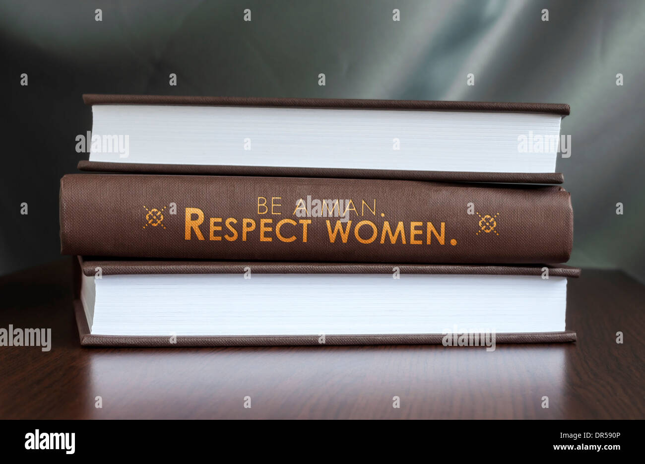 Bücher auf einem Tisch und einer mit "sei ein Mann. Frauen zu respektieren. "Abdeckung. Buch-Konzept. Stockfoto