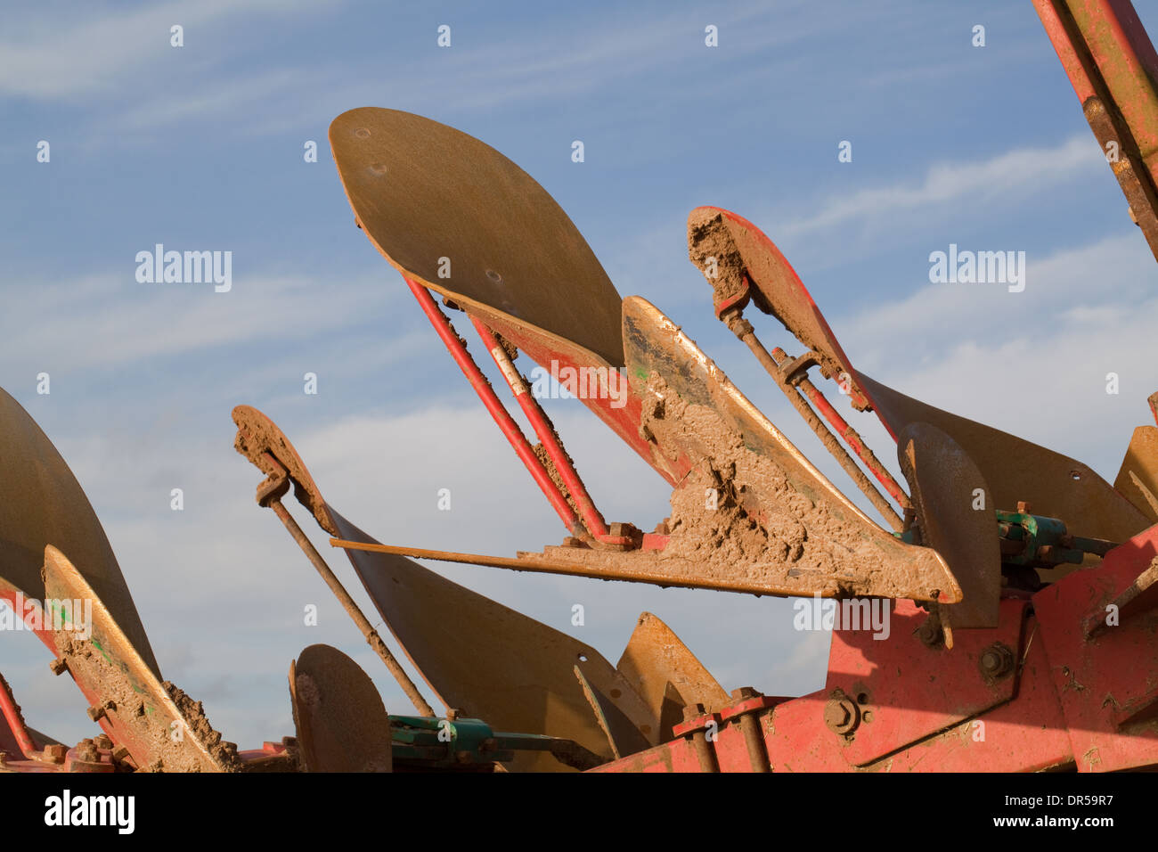 Aktien zu pflügen. Kverneland RX 100. Traktor gezogener Landmaschinen, verwendet, um Boden nach der Ernte. Stockfoto