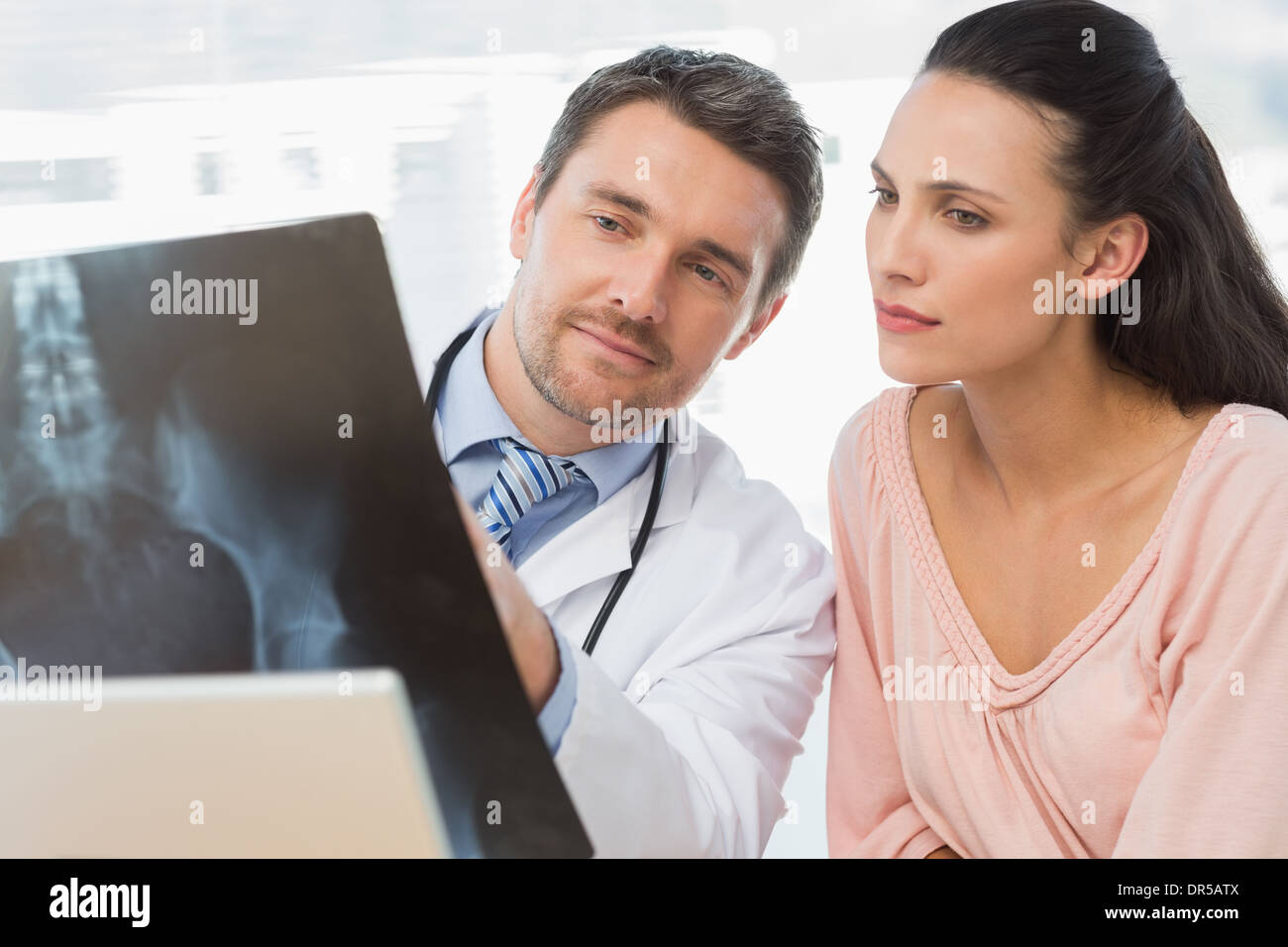 Männlichen Arzt Röntgen-Bericht, Patienten zu erklären Stockfoto