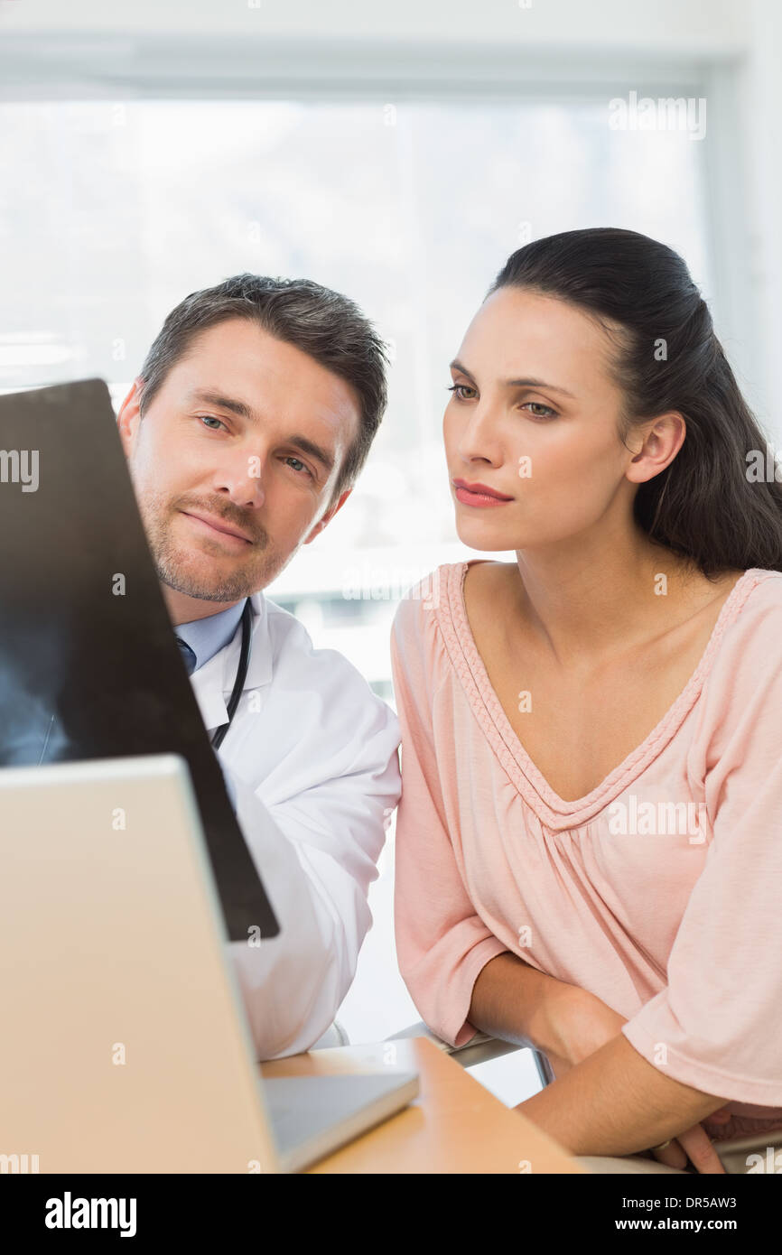 Männlichen Arzt Röntgen-Bericht, einen Patienten zu erklären Stockfoto