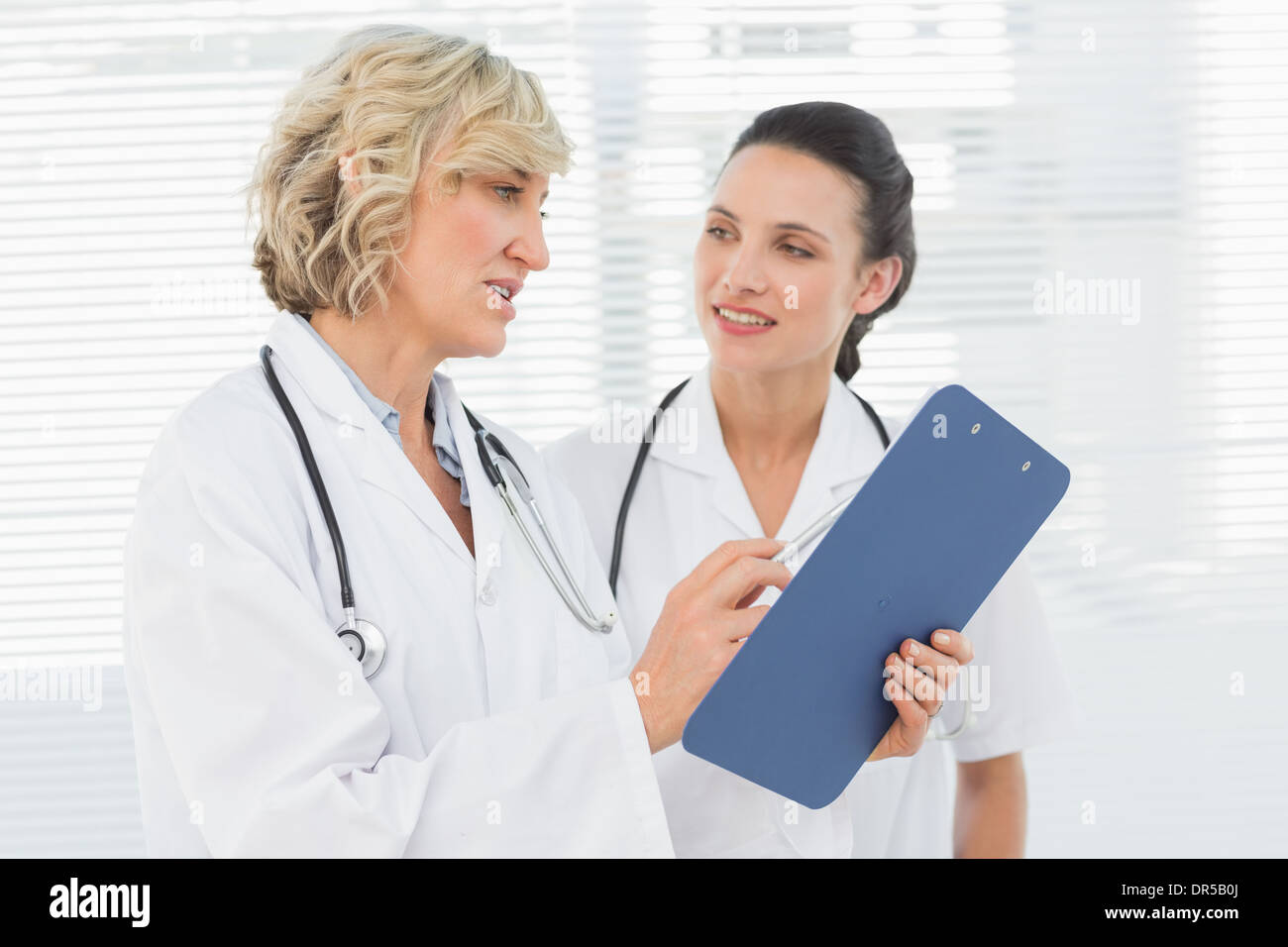 Zwei Ärztinnen, medizinische Berichte lesen Stockfoto