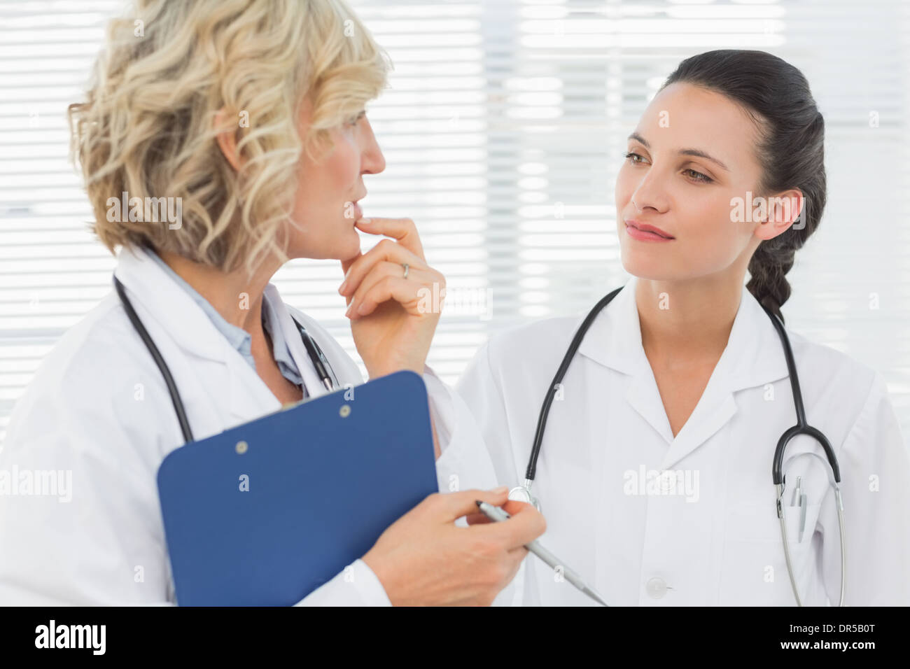 Zwei Ärztinnen mit Arztberichte Stockfoto