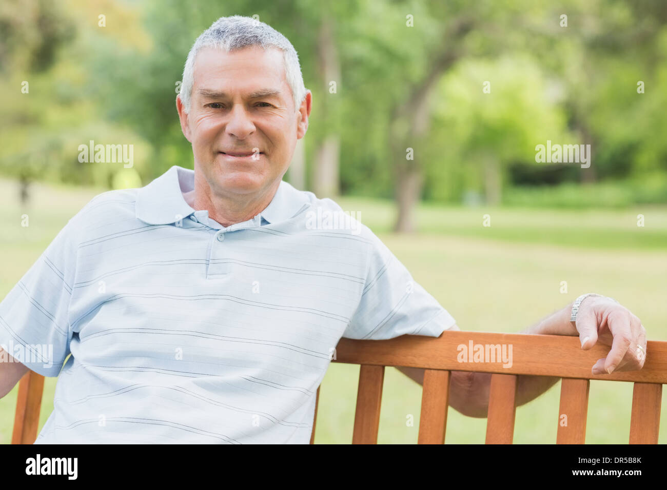 Porträt eines älteren Mannes im park Stockfoto