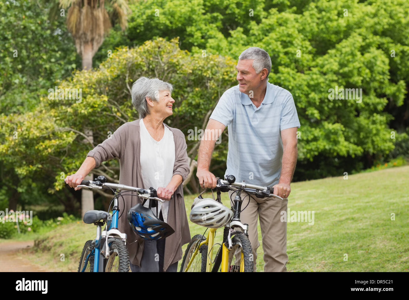 Älteres Paar auf Fahrradtour Stockfoto