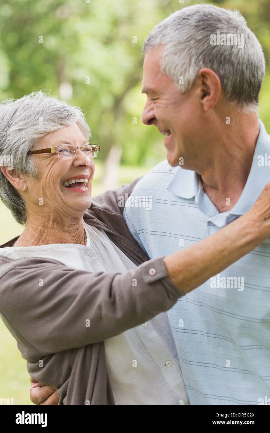 Glückliche senior Frau umarmen Mann im park Stockfoto