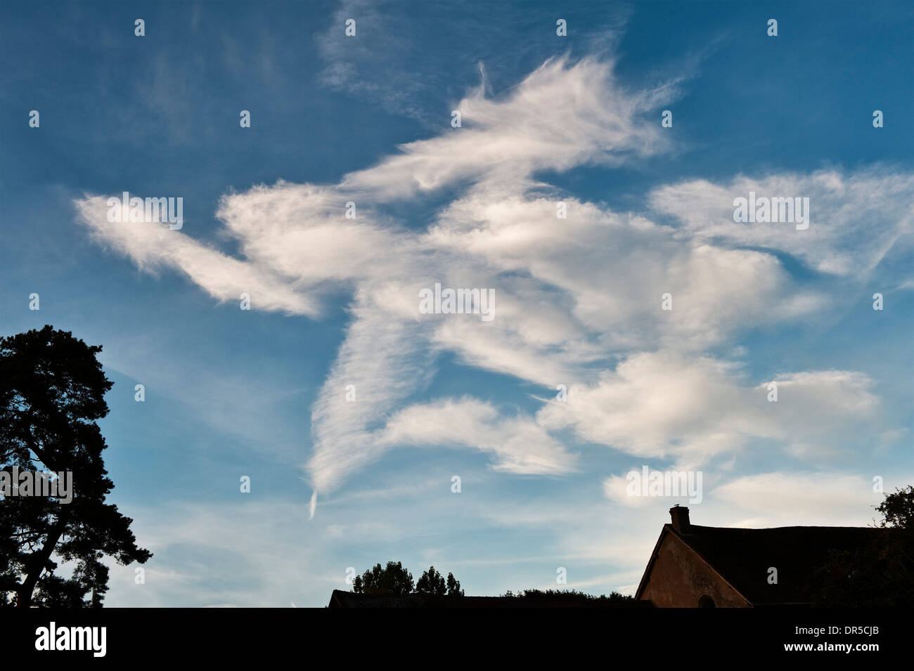 Ungewöhnliche Wolkenbildung - ein Engel? (UK) Stockfoto