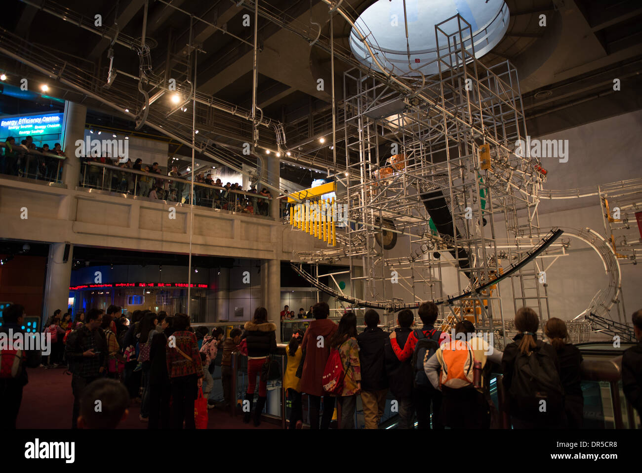 Ein riesige Energie-Erhaltung-Apparat mit riesigen Kugeln um Erhaltung der Energie im Science Museum zu demonstrieren Stockfoto