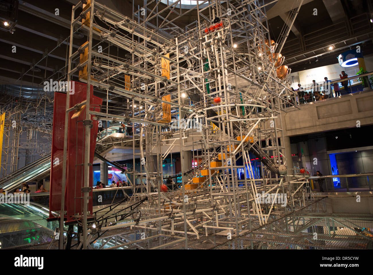 Ein riesiger Energieeinsparung Neuerfindung mit riesigen Kugeln Erhaltung der Energie im Science Museum zu demonstrieren Stockfoto