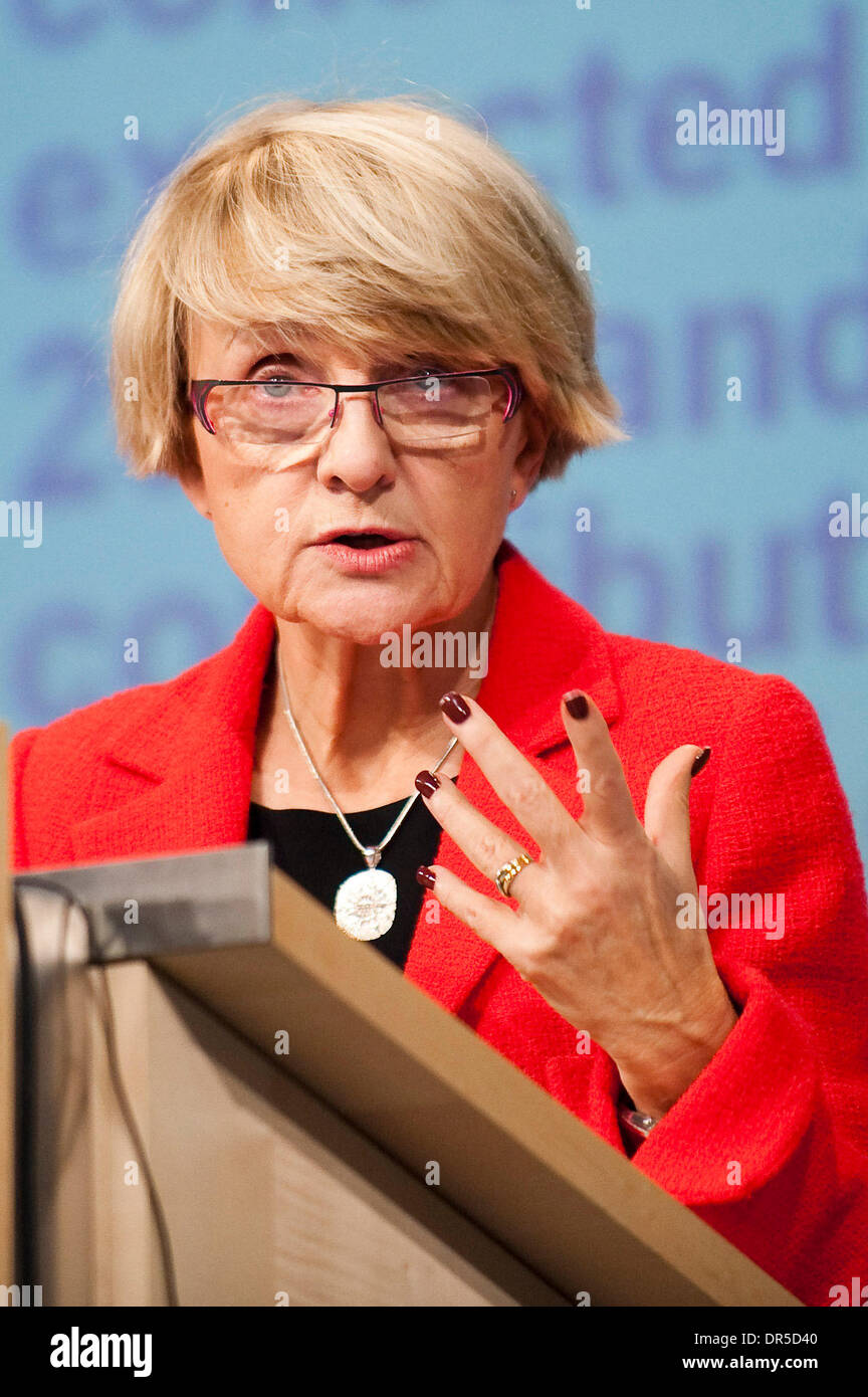 4. Februar 2009 - Brüssel, Belgien - EU-Kommissarin für Regionalpolitik DANUTA HUEBNER Polens, hält eine Pressekonferenz auf der Ausführung des Haushaltsplans der EU 2008 am Sitz der Europäischen Kommission in Brüssel, Belgien am 2009-02-04. (Kredit-Bild: © Wiktor Dabkowski/ZUMA Press) Stockfoto