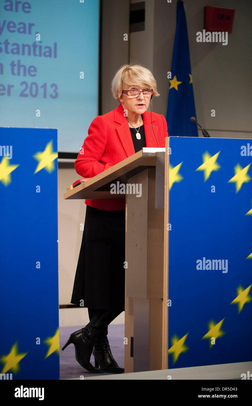 4. Februar 2009 - Brüssel, Belgien - EU-Kommissarin für Regionalpolitik DANUTA HUEBNER Polens, hält eine Pressekonferenz auf der Ausführung des Haushaltsplans der EU 2008 am Sitz der Europäischen Kommission in Brüssel, Belgien am 2009-02-04. (Kredit-Bild: © Wiktor Dabkowski/ZUMA Press) Stockfoto