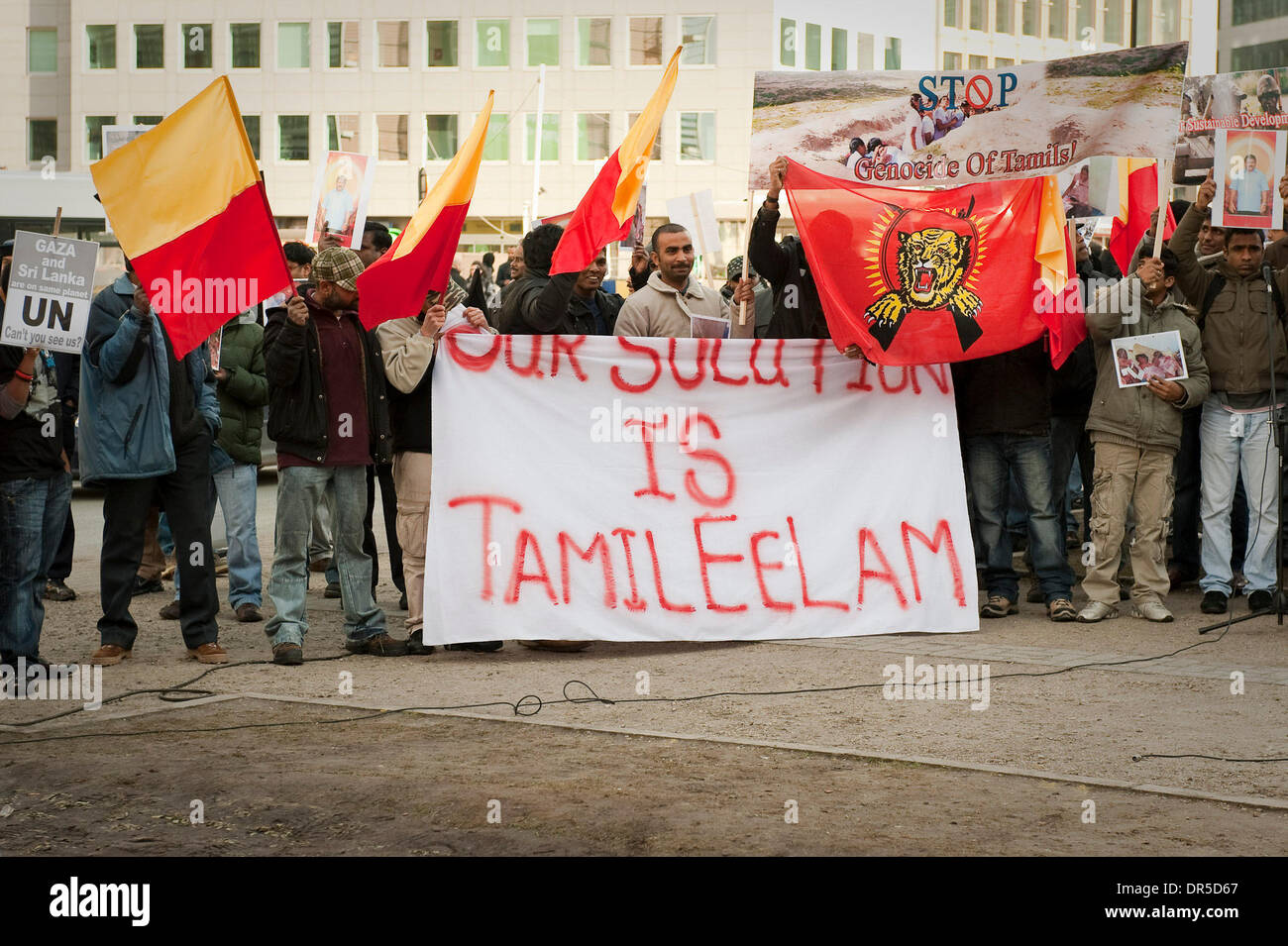 6. Februar 2009 am Hauptsitz in Brüssel, Belgien - Brüssel, Belgien - Demonstration über die Notlage der Tamilen in Sri Lanka vor EU. Sri Lankas Vierteljahrhundert Krieg Rast ein Ende wie das Militär auf dem letzten Stück Land die separatistischen schließt Tamil Tigers zu kontrollieren. US-Außenministerin Hillary Clinton und ihrem britischen Amtskollegen, Außenminister David Miliband, ich Stockfoto