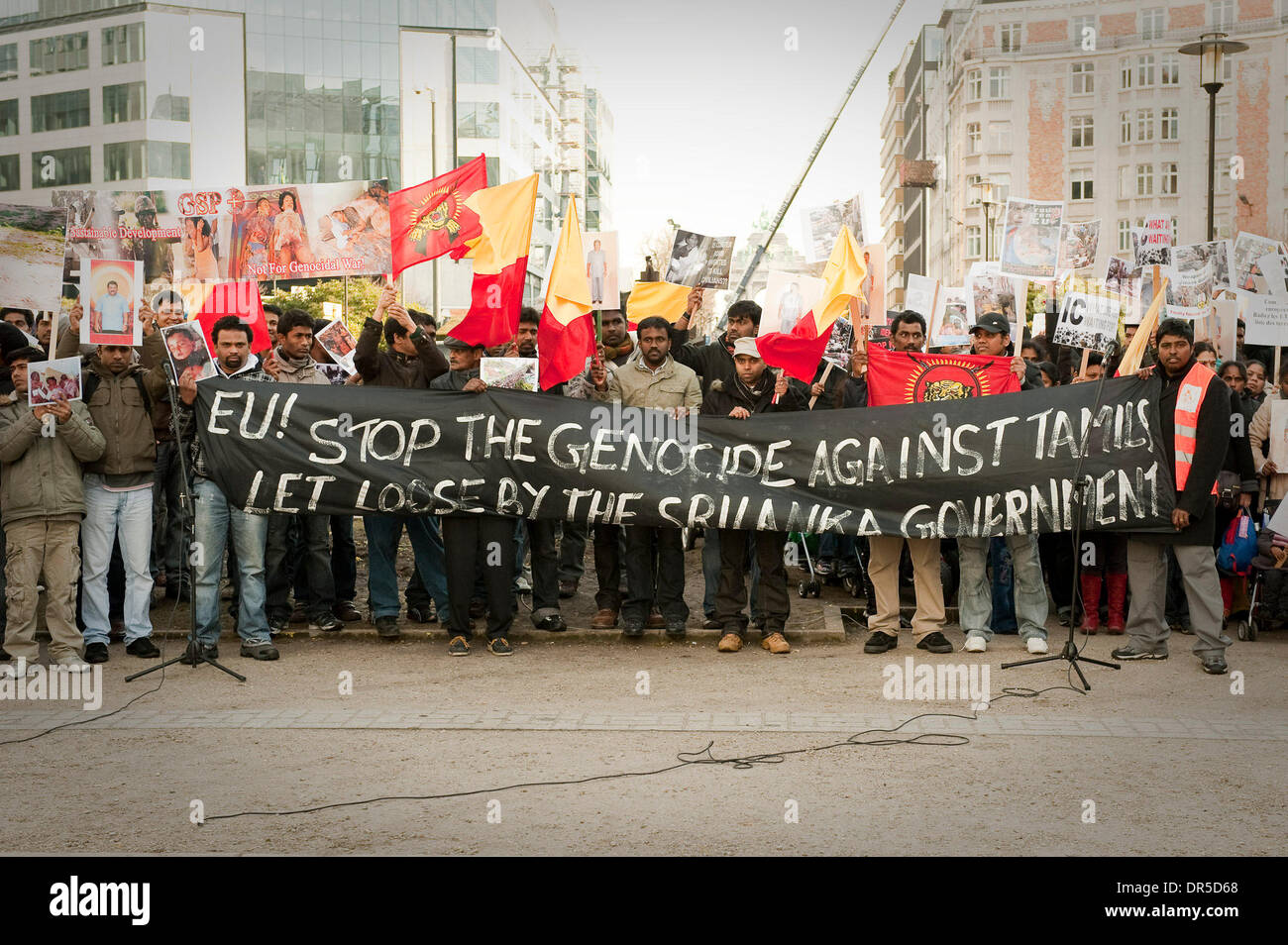 6. Februar 2009 am Hauptsitz in Brüssel, Belgien - Brüssel, Belgien - Demonstration über die Notlage der Tamilen in Sri Lanka vor EU. Sri Lankas Vierteljahrhundert Krieg Rast ein Ende wie das Militär auf dem letzten Stück Land die separatistischen schließt Tamil Tigers zu kontrollieren. US-Außenministerin Hillary Clinton und ihrem britischen Amtskollegen, Außenminister David Miliband, ich Stockfoto