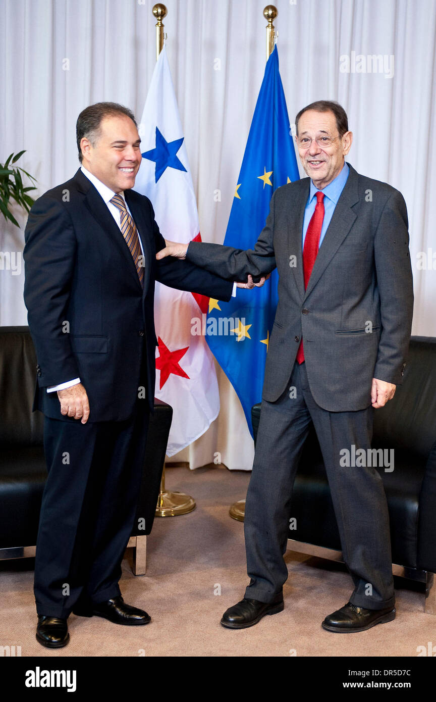 9. Februar 2009 - Brüssel, Belgien - LUIS NAVARRO, Vize-Präsident und Außenminister von Panama (L) der EU Chefdiplomat JAVIER SOLANA vor Sitzung am Sitz des Europäischen Rates in Brüssel am 09 / 02 / 2009 begrüßt. Herr Navarro und EU Zahlen diskutiert die neuesten Entwicklungen in Panama, Panama-EU Beziehungen und regionale Themen. (Kredit-Bild: © Stockfoto