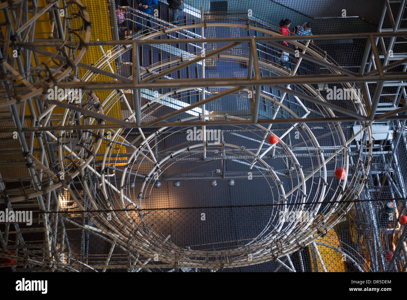 Ein riesige Energie-Erhaltung-Apparat mit riesigen Kugeln um Erhaltung der Energie im Science Museum zu demonstrieren Stockfoto