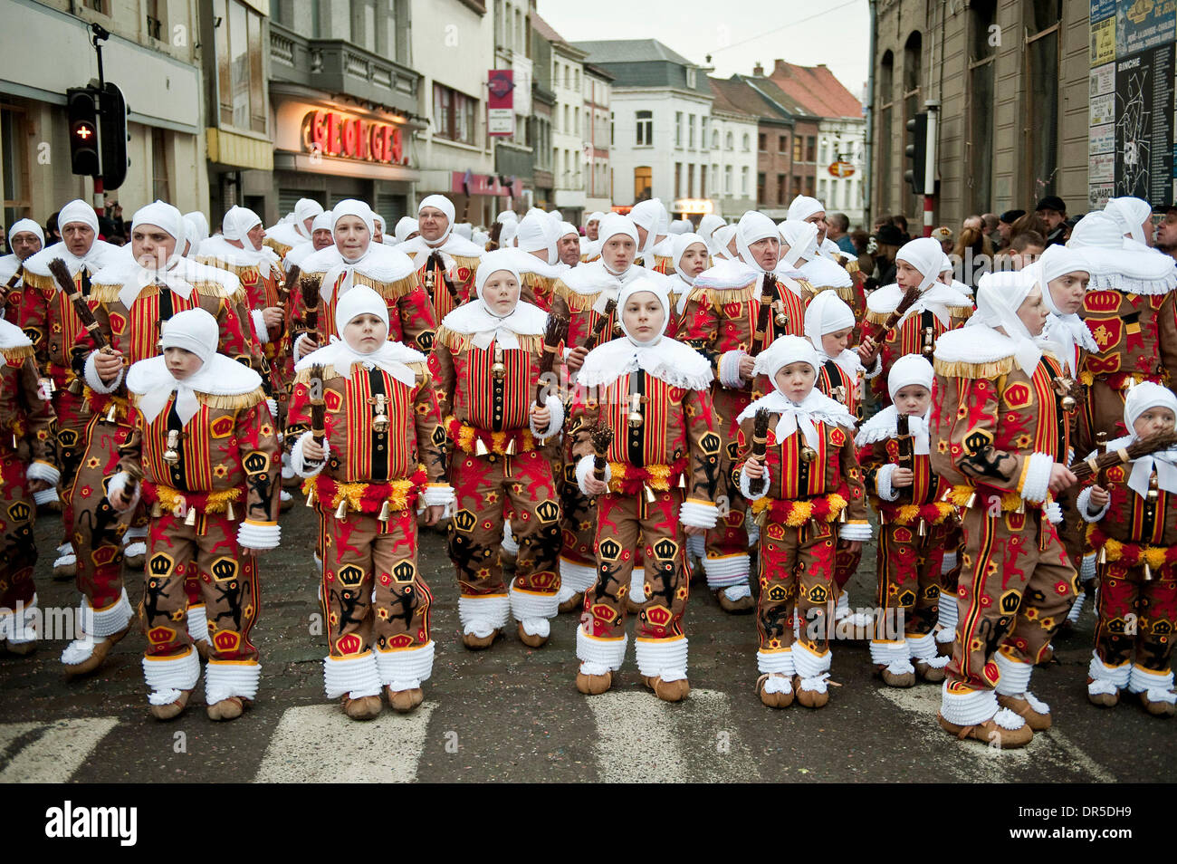 24. Februar 2009 - Binche, Hennegau, Belgien - Gilles de Binche tragen Sie  ihren traditionellen Kostümen und Masken während ihren Karneval in den  Straßen auf Fasching (Fastnacht Parade). Die Karneval von Binche-Tradition,