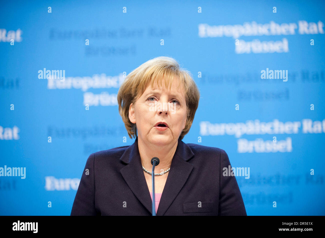 1. März 2009 - Brüssel, Belgien - deutsche Kanzler ANGELA MERKEL hält eine Pressekonferenz nach dem Sondergipfel EU-Staats-und Regierungschefs. EU treffen Staaten in Brüssel am 2009-03-01, die Schritte der einzelnen EU-Mitgliedstaaten, das Konjunkturprogramm umzusetzen und sich schützen vor den Auswirkungen der Finanzkrise anzugehen. Die tschechischen Prime Ministe Stockfoto