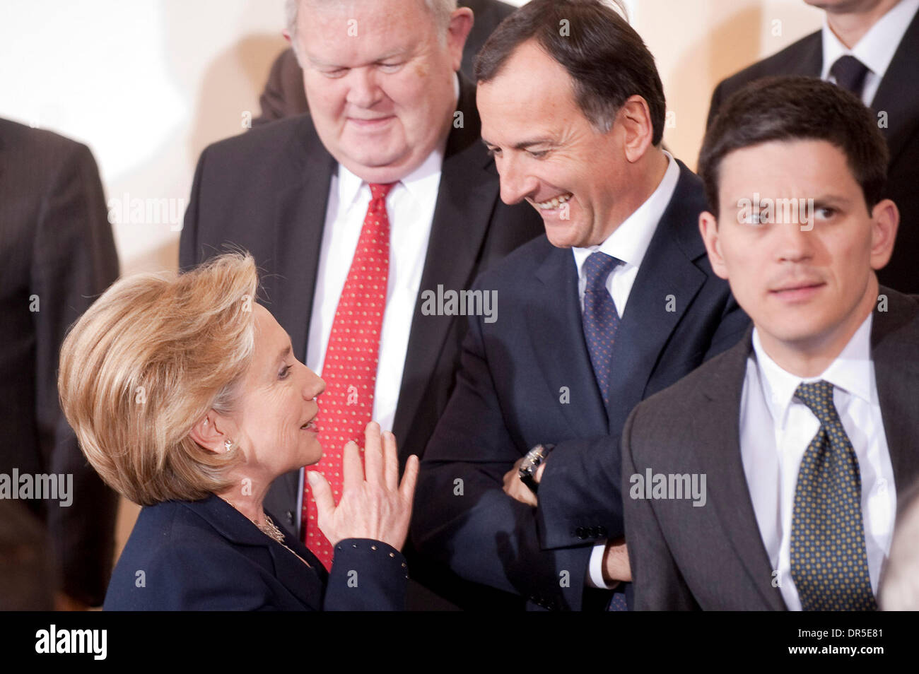 5. März 2009 - Brüssel, Belgien - US-Außenministerin HILLARY CLINTON Witze während ein Gruppe Foto mit Italian Foreign Minister FRANCO FRATTINI (C) und britische Außenminister Sekretär DAVID MILIBAND (R) während einer NATO Außenminister, Tagung in Brüssel am 2009-03-05. NATO-Generalsekretär Jaap de Hoop Scheffer fordert das Bündnis zur Wiederaufnahme von Top-Level-Gesprächen mit Russland whi Stockfoto