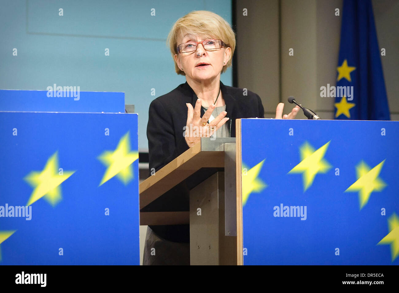 9. März 2009 - Brüssel, Belgien - EU-Kommissar für Regionalpolitik, polnische DANUTA Hübner spricht während einer Pressekonferenz über die Kohäsionspolitik zur EU (Europäische Union) Kommission Hauptsitz.  Hübner hat heute bekannt gegeben, dass in der "grünen Wirtschaft" durch die EU-Kohäsionspolitik, dass 105 Milliarden Euro investiert werden.  (Kredit-Bild: © Wiktor Dabkowski/ZUMA Press) Stockfoto