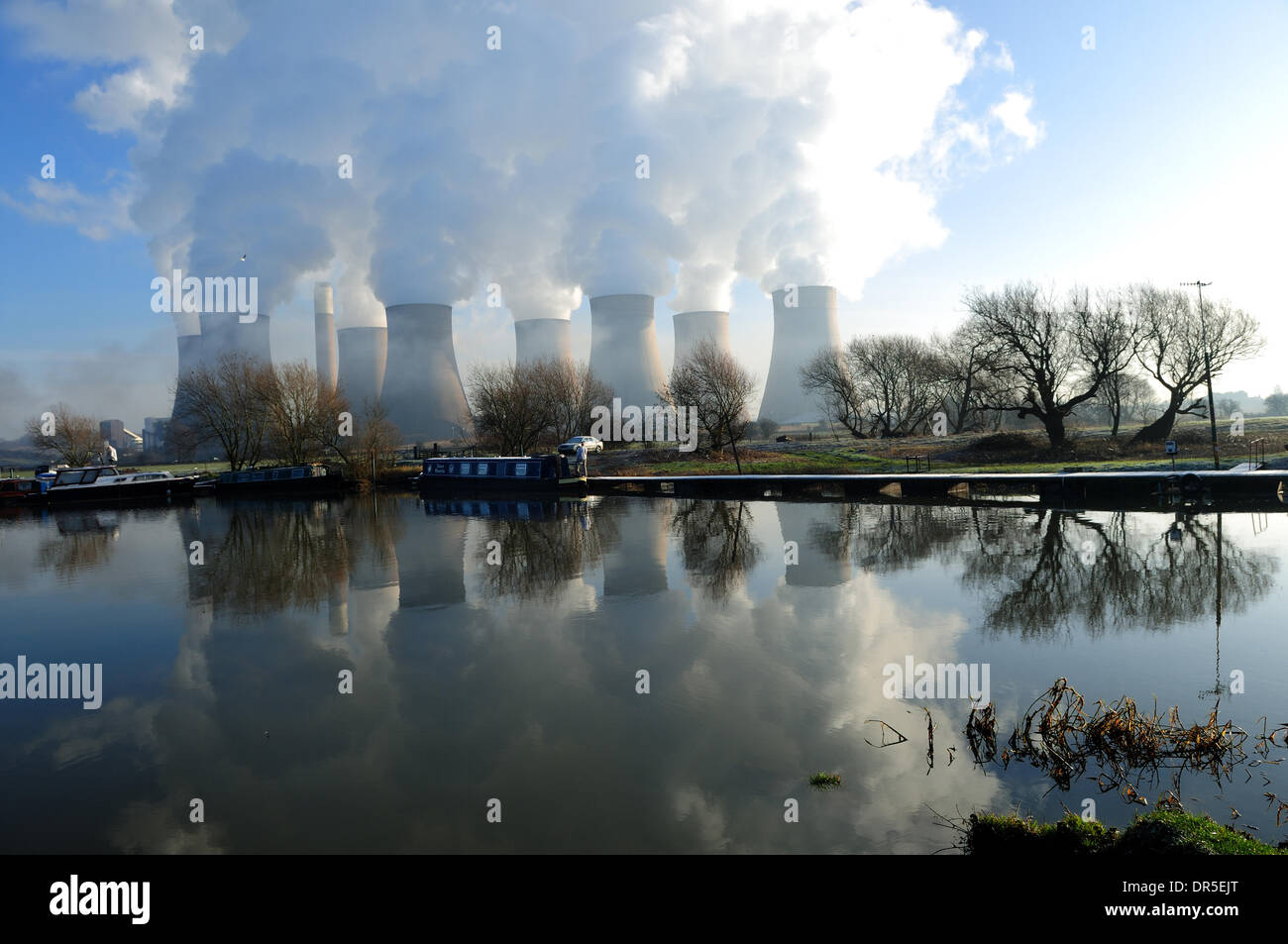 Ratcliffe-On-Soar Powerstation, Nottingham, UK. 20. Januar 2014. Hell und frostigen Start in den Tag. Ratcliffe Kraftwerk spiegelt sich in den Fluss Soar.If HS2-Pläne gehen einen Kopf Schneide es durch Redhill Marina wird das gerade unterhalb des Kraftwerks liegt. Bildnachweis: Ian Francis/Alamy Live-Nachrichten Stockfoto