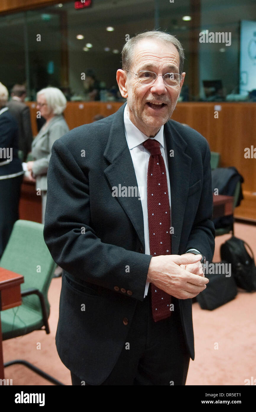 16. März 2009 - Brüssel, Belgien - hohe Vertreter für die gemeinsame Außen- und Sicherheitspolitik, JAVIER SOLANA vor einem Rat Allgemeine Angelegenheiten und externen Beziehungen (RAA) im Hauptquartier der Europäischen Union (EU) Spanisch. (Kredit-Bild: © Wiktor Dabkowski/ZUMA Press) Stockfoto 16. März 2009 - Brüssel, Belgien - hohe Vertreter für die gemeinsame Außen- und Sicherheitspolitik, JAVIER SOLANA vor einem Rat Allgemeine Angelegenheiten und externen Beziehungen (RAA) im Hauptquartier der Europäischen Union (EU) Spanisch. (Kredit-Bild: © Wiktor Dabkowski/ZUMA Press) Stockfoto