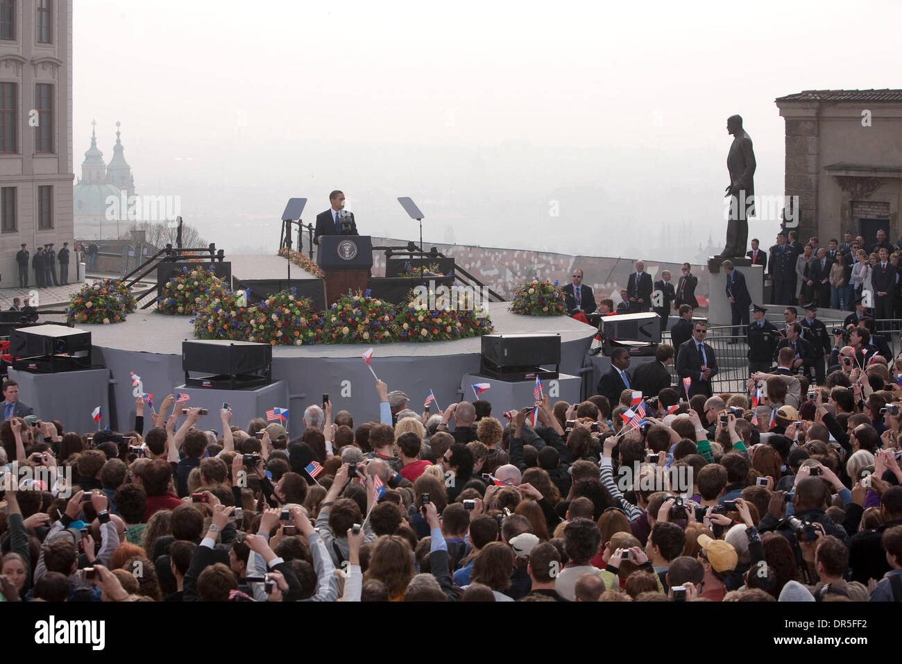 US-Präsident Barack Obama liefert eine Rede, in der Nähe von Prager Burg in Prag, Tschechische Republik, in Straßburg, Frankreich am 2009-04-05 früher in den Tag Nordkorea feuerte eine Rakete über Japan, trotzt, Washington, Tokio und andere Führer der Welt, die vermuten, dass der Start Abdeckung für einen Test seiner Langstreckenrakete Technologie war. US-Präsident Barack Obama warnte der Umzug würde weiter ich Stockfoto