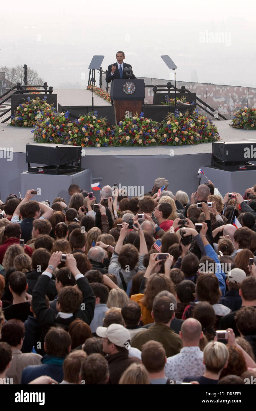 US-Präsident Barack Obama liefert eine Rede, in der Nähe von Prager Burg in Prag, Tschechische Republik, in Straßburg, Frankreich am 2009-04-05 früher in den Tag Nordkorea feuerte eine Rakete über Japan, trotzt, Washington, Tokio und andere Führer der Welt, die vermuten, dass der Start Abdeckung für einen Test seiner Langstreckenrakete Technologie war. US-Präsident Barack Obama warnte der Umzug würde weiter ich Stockfoto
