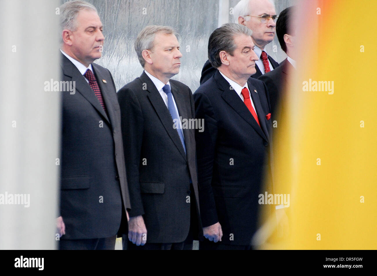 NATO-Generalsekretär Jaap de Hoop Scheffer (C), Albanian Prime Minister Sali Berisha (R) und Kroatien Premierminister Ivo Sanader (L) Teilnahme an einer Zeremonie anlässlich des Beitritts von Albanien und Kroatien im NATO-Hauptquartier in Brüssel am 2009-04-07 Â © von Wiktor Dabkowski... Polen, (Kredit-Bild: © Wiktor Dabkowski/ZUMA Press) Stockfoto