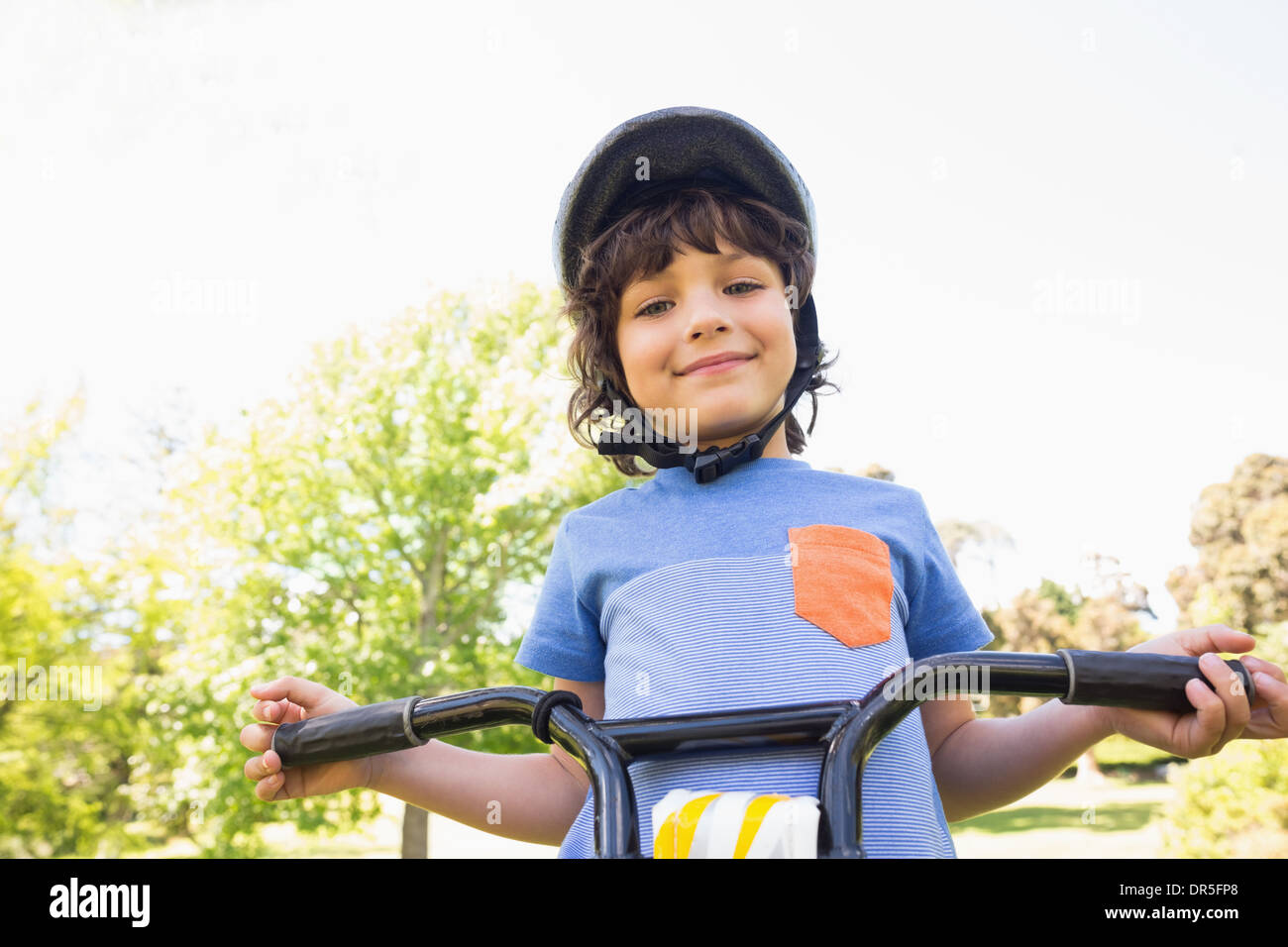 Niedliche kleine Junge mit dem Fahrrad Stockfoto