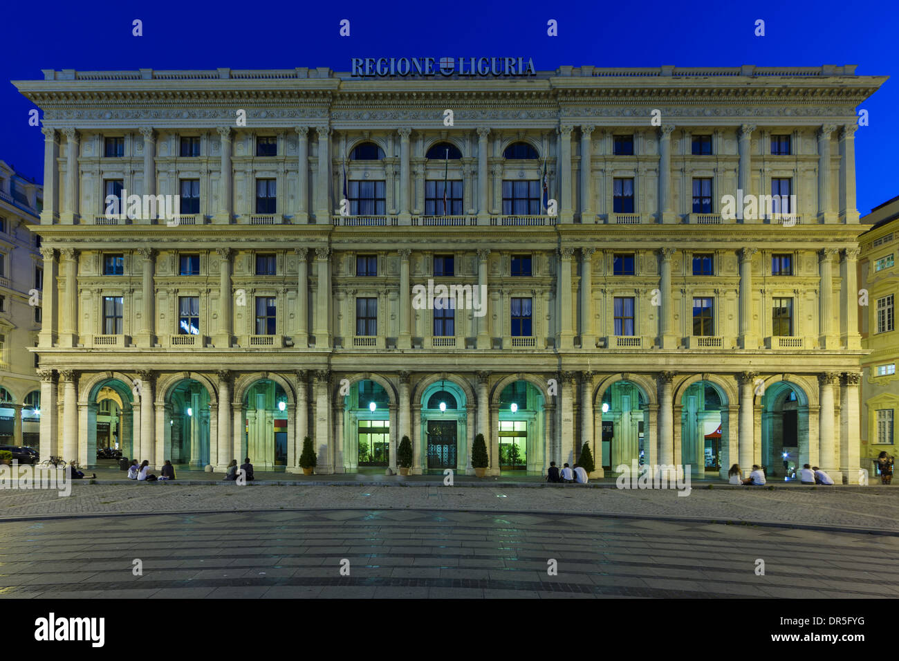 Italien, Genua, Piazza de Ferrari, Palazzo della Regione Liguria in der Nacht Stockfoto