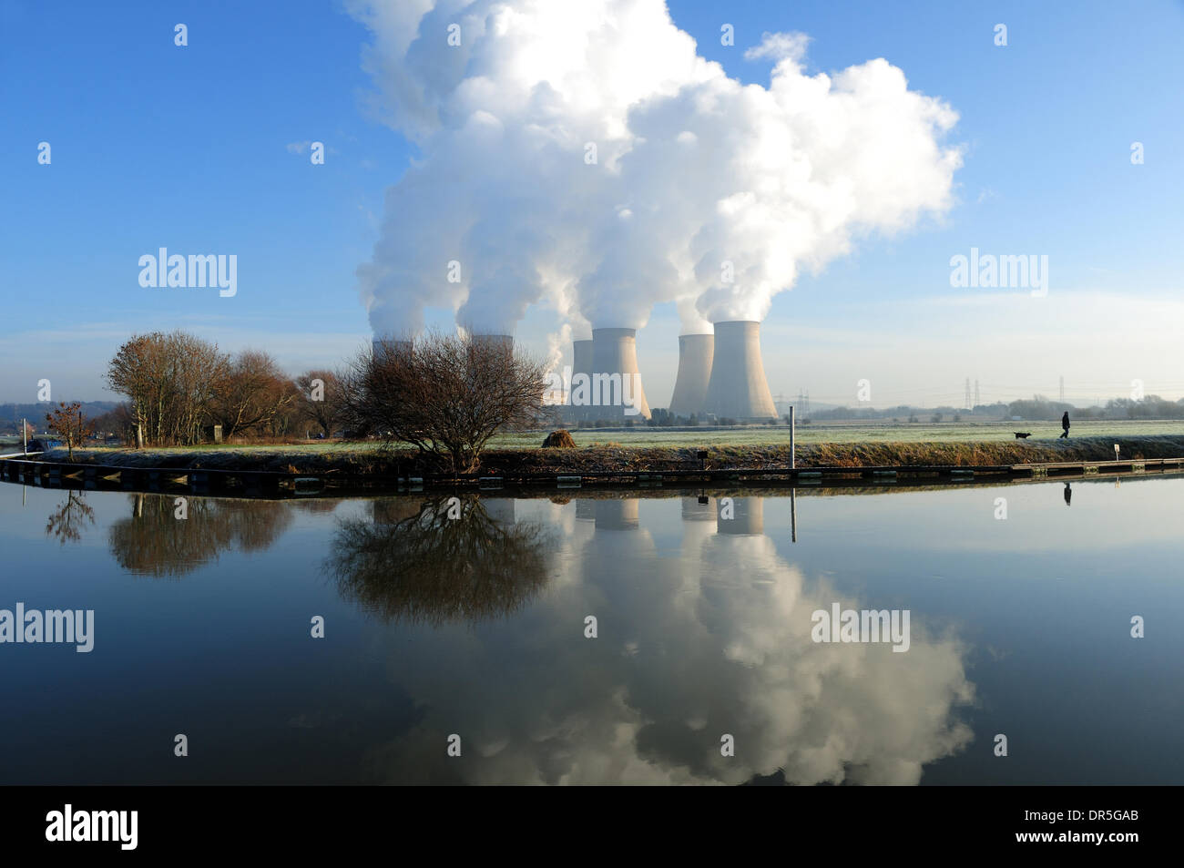 Ratcliffe-On-Soar Powerstation, Nottingham, UK. 20. Januar 2014. Hell und frostigen Start in den Tag. Ratcliffe Kraftwerk spiegelt sich in den Fluss Soar.If HS2-Pläne gehen einen Kopf Schneide es durch Redhill Marina wird das gerade unterhalb des Kraftwerks liegt. Bildnachweis: Ian Francis/Alamy Live-Nachrichten Stockfoto