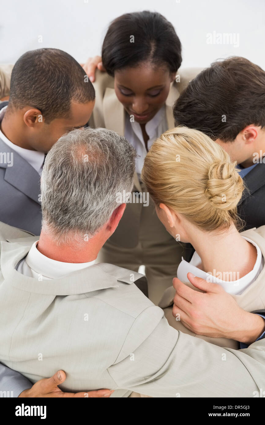 Business Team umarmt in einem Kreis zu schließen Stockfoto