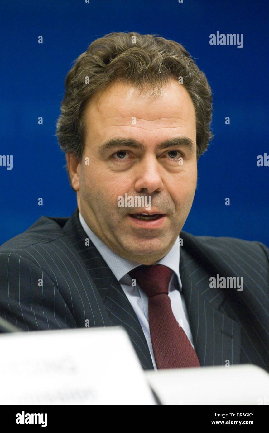 27. November 2008 - Brüssel, Belgien - französische Vorsitzender des Rates, Minister französischer Staatssekretär für Industrie und Regierung LUC CHATEL während einer Pressekonferenz am Ende des Europäischen Telekom Rat in Brüssel, Belgien. (Kredit-Bild: © Wiktor Dabkowski/ZUMA Press) Stockfoto