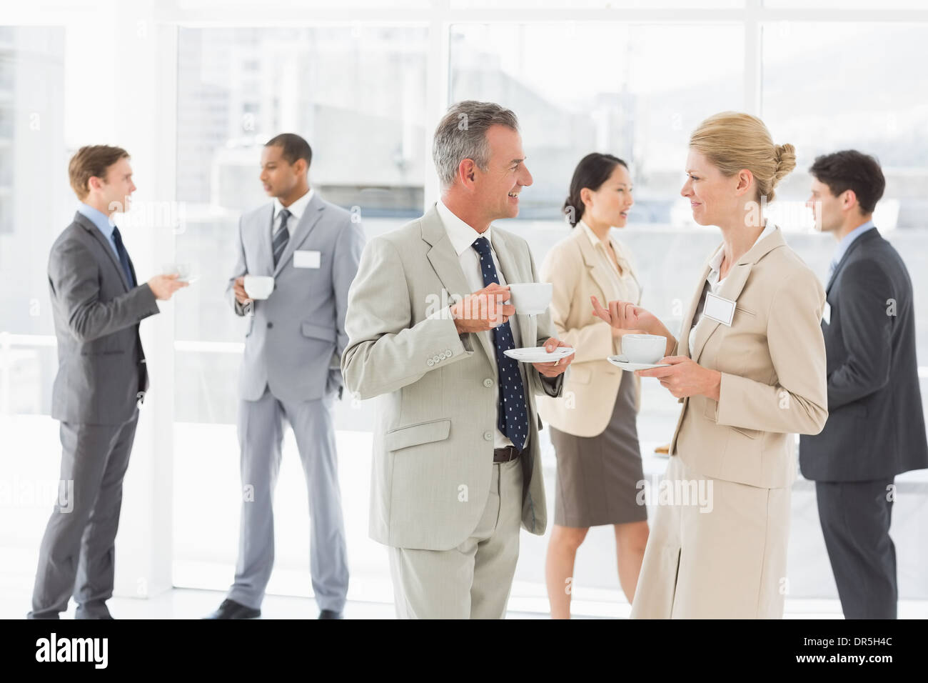 Business-Leute im Chat bei einer Konferenz Stockfoto