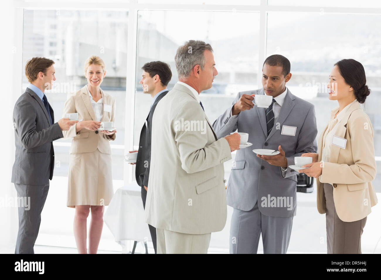 Business-Leute plaudern und trinken Kaffee auf einer Konferenz Stockfoto