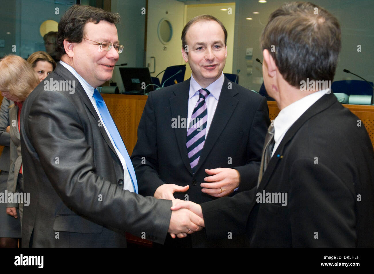 8. Dezember 2008 - Brüssel, Belgien - Irish Foreign Minister MICHAEL MARTIN (C), Tschechische stellvertretende Premierminister ALEXANDR VONDRA (L) und Französisch europäischen Angelegenheiten Zustand Sekretärin JEAN-PIERRE JOUYET abgebildet vor eine allgemeine Angelegenheiten und externen Beziehungen Rat (RAA) beim Europäischen Rat am Hauptsitz in Brüssel, Belgien am 2008-12-08. Die EU-Außenminister versammelt, um Preper Europea Stockfoto